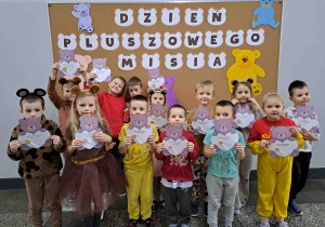 Dzieci na tle dekoracji