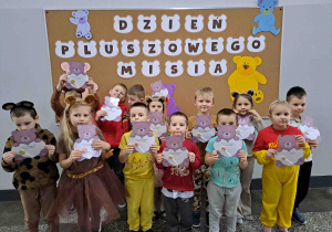 Dzieci na tle dekoracji