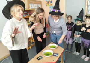 Panie przygotowują magiczną miksturę