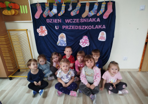 Dzieci pozują do wspólnego zdjęcia