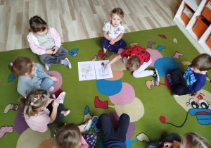 Dziecko wskazuje ilustrację inkubatora