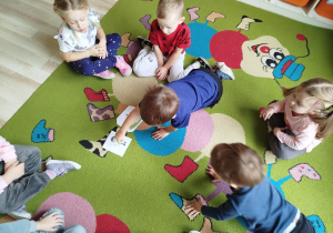 Dziecko wskazuje ilustrację lekarza