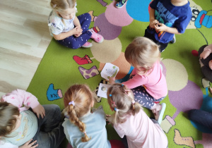 Dziecko wskazuje ilustrację szpitala