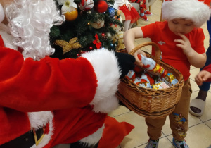 Mikołaj wręcza upominek