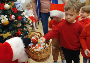 Mikołaj wręcza upominek