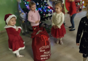 Dzieci rozpakowują prezenty