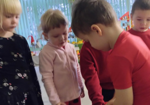 Dzieci rozpakowują prezenty