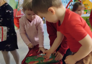 Dzieci rozpakowują prezenty