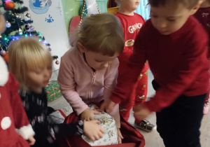 Dzieci rozpakowują prezenty