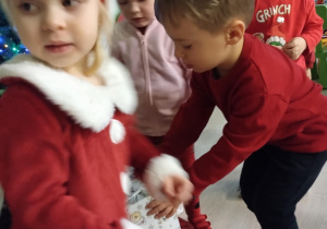 Dzieci rozpakowują prezenty