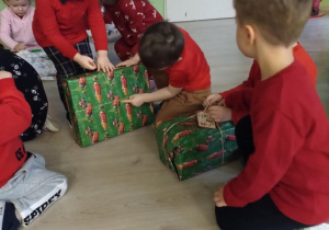 Dzieci rozpakowują prezenty