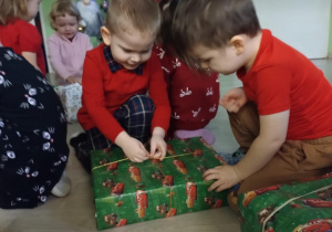 Dzieci rozpakowują prezenty