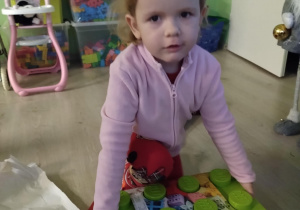 Dzieci rozpakowują prezenty