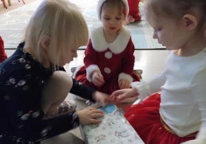 Dzieci rozpakowują prezenty