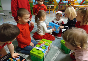 Dzieci rozpakowują prezenty