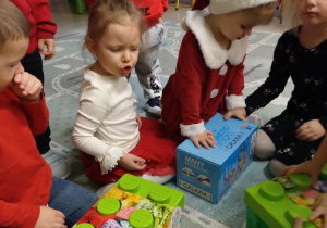 Dzieci rozpakowują prezenty