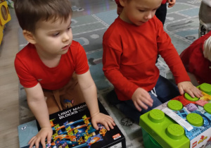 Dzieci rozpakowują prezenty