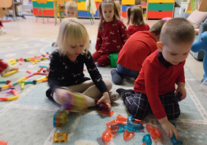 Dzieci bawią się nowymi klockami