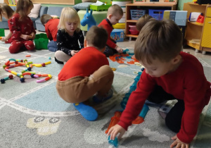 Dzieci bawią się nowymi klockami