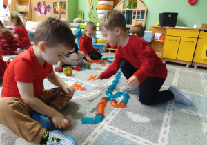 Dzieci bawią się nowymi klockami