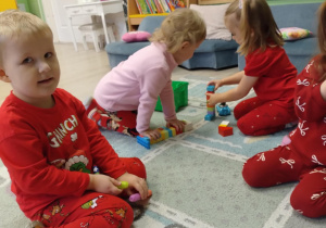 Dzieci bawią się nowymi klockami