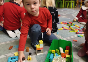 Dzieci bawią się nowymi klockami