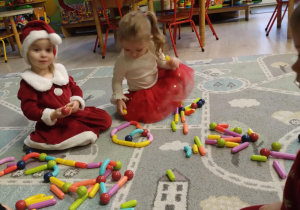 Dzieci bawią się nowymi klockami