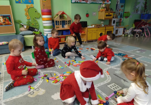 Dzieci bawią się nowymi klockami