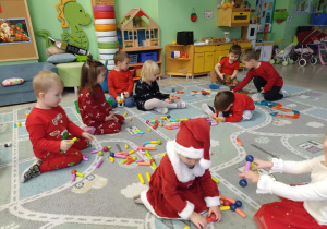 Dzieci bawią się nowymi klockami