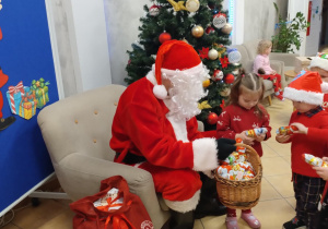 Mikołaj wręcza upominek