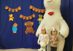 Dziewczynki pozują do zdjęcia z białym misiem