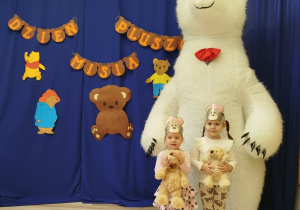 Dziewczynki pozują do zdjęcia