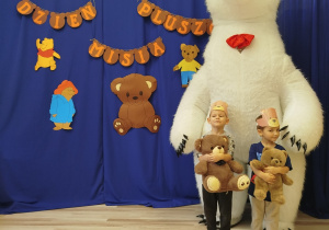 Chłopcy trzymają pluszowe misie