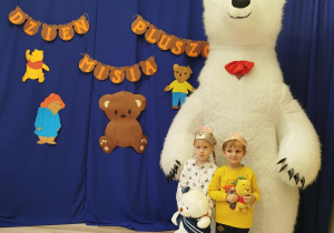 Chłopiec i dziewczynka pozują do zdjęcia