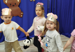 Dzieci tańczą wspólnie w kole