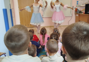 Dzieci oglądają występ