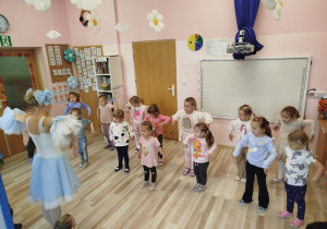 Dziewczynki próbują tańczyć według wskazówek pani tancerki
