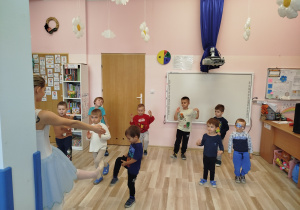 Chłopcy próbują tańczyć według wskazówek