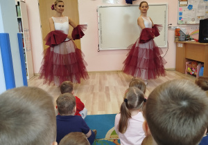 Panie prezentują taniec