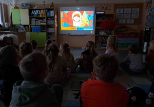 Dzieci oglądają film edukacyjny o św. Barbarze - patronce górników