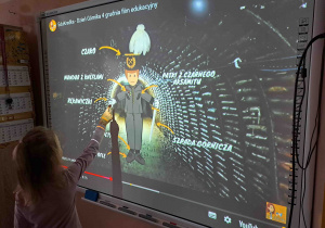 Dzieci opisują odświętny strój górnika i wskazują jego elementy