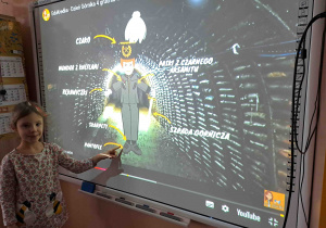 Dzieci opisują odświętny strój górnika i wskazują jego elementy