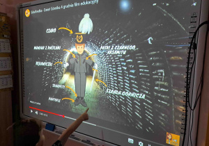 Dzieci opisują odświętny strój górnika i wskazują jego elementy