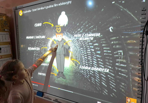 Dzieci opisują odświętny strój górnika i wskazują jego elementy