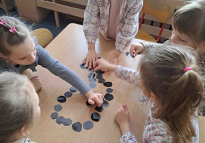 Dzieci tworzą węgielkowe obrazki