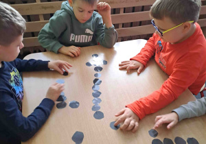 Dzieci tworzą węgielkowe obrazki