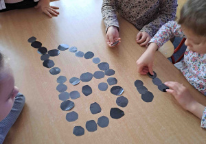 Dzieci tworzą węgielkowe obrazki