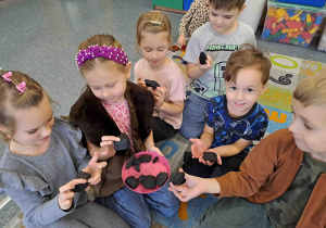 Dzieci oglądają bryłki węgla