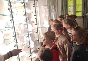 Zwiedzamy muzeum i podziwiamy eksponaty