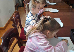 Dzieci projektują wzory na papierowych talerzykach